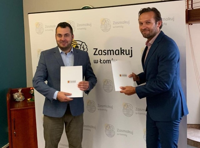 Umowę na dostawę 12-metrowych autobusów Yutong E12 podpisali prezydent Łomży Mariusz Chrzanowski i prezes zarządu Busnex Poland Marcin Kucharski