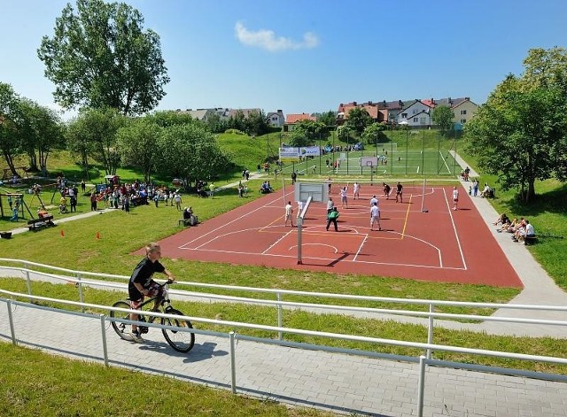 Kompleks sportowy przy ul. Dębowej w Sianowie, zwany popularnie „Łemblej”, został otwarty w czerwcu 2004 roku. Zostanie zmodernizowany dzięki środkom z I edycji Budżetu Obywatelskiego.