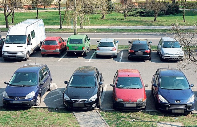 Dziwnie namalowane, błędne oznakowanie na parkingu przy ul. Rydygiera 13 nadal funkcjonuje