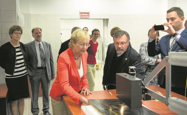 Minister nauki i szkolnictwa wyższego - profesor Lena Kolarska-Bobińska, odwiedziła Interdyscyplinarne Centrum Nowoczesnych Technologii UMK.