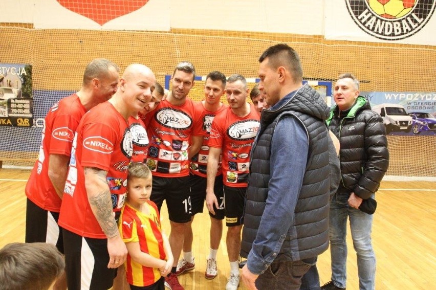 Mnóstwo znanych osób i sportowców zagrało dla Adasia. Górą była legendarna Banda Świrów z Korony Kielce [DUŻO ZDJĘĆ]  