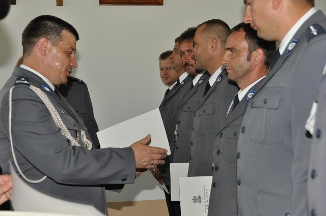 Z okazji święta policjanta niektórzy funkcjonariusze otrzymali awanse na wyższe stopnie służbowe
