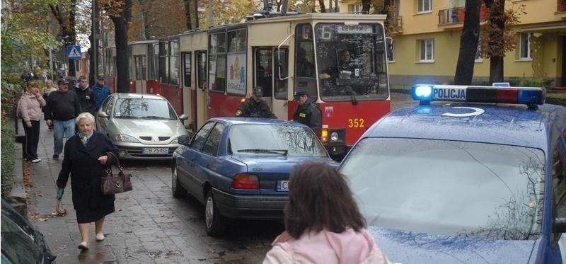 W centrum Bydgoszczy zablokował ruch tramwajów
