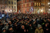 Tłumy ludzi na wiecu przeciwko nienawiści i przemocy w Gdańsku. Tusk: "Byłeś zawsze tam, gdzie trzeba było pokazać dobrą i odważną twarz"
