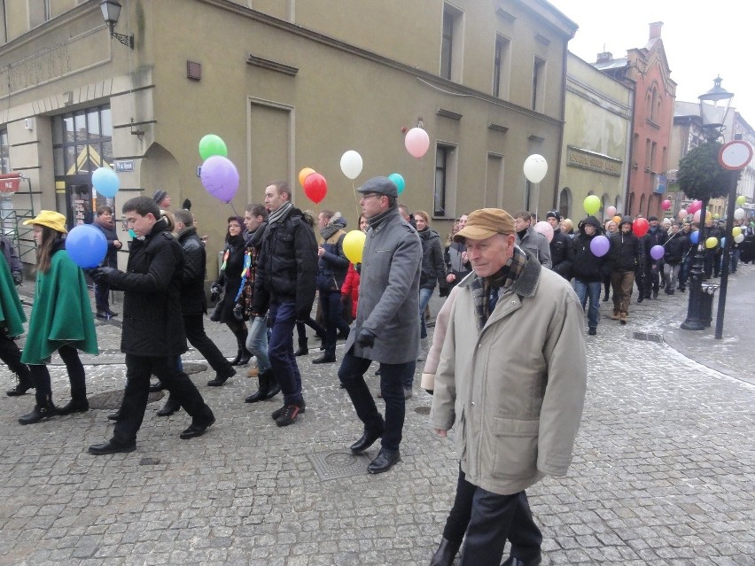 Uczniowie Ekonomika na Rynku zatańczyli poloneza [GALERIA ZDJĘĆ, WIDEO]