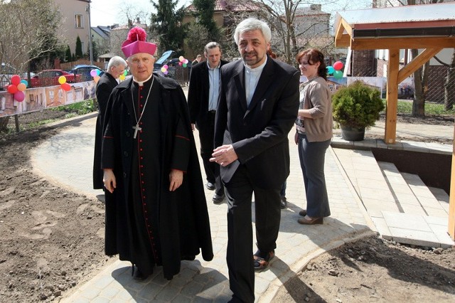 Przy ulicy Orzechowej 46 w Białymstoku otwarto Dom Powrotu. To kolejna placówka Stowarzyszenia Droga. Na zdjęciu arcybiskup Edward Ozorowski i ojciec Edward Konkol.