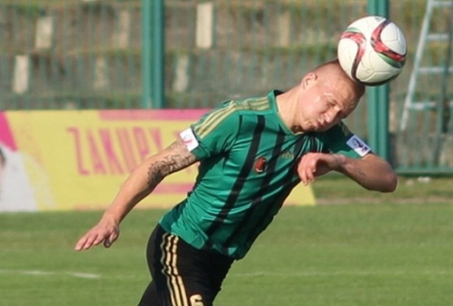 Adrian Gębalski (z piłką) z pięcioma golami na koncie jest najskuteczniejszym zawodnikiem drugoligowej Stali Stalowa Wola.