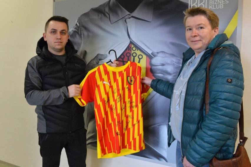 Klub Korona Kielce przekazał koszulkę meczową z autografami...