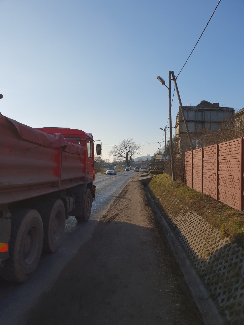 Kraków. Setki mieszkańców Zwierzyńca muszą narażać swoje zdrowie i życie, bo wzdłuż ruchliwych dróg nie ma chodników