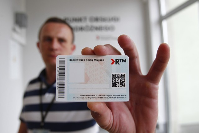 Aby korzystać z nowych biletów pasażer musi wyrobić elektroniczną, Rzeszowską Kartę Miejską. Można to zrobić bezpłatnie w Punktach Obsługi Podróżnego ZTM, m.in. przy ul. Lisa Kuli 20.