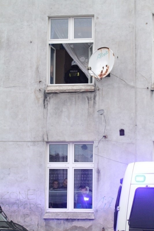 Wrocław: Rodzinna awantura na Brochowie. Z nożem w ręku groził ojcu i policjantom (ZDJĘCIA)