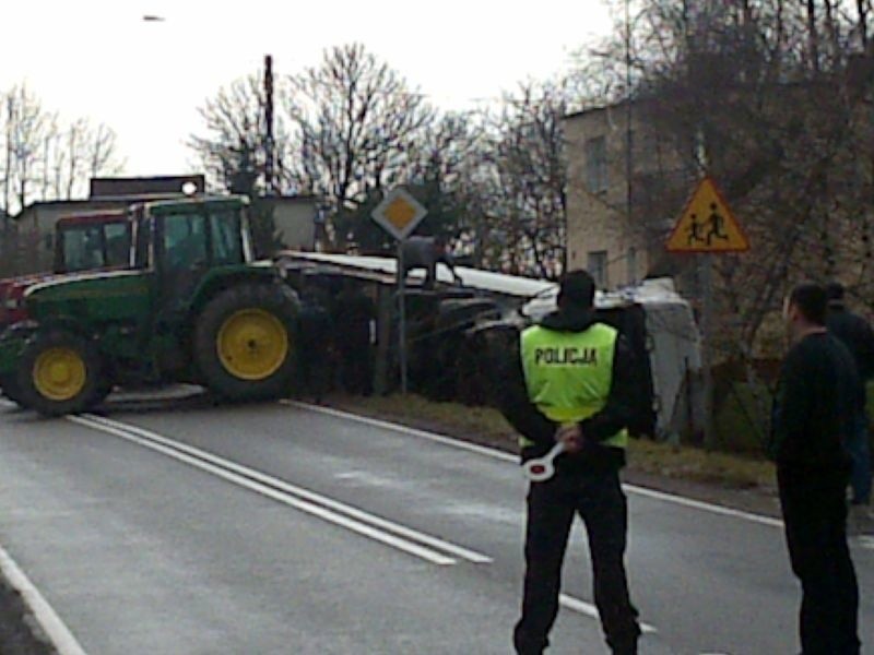 Wypadek w Buszkowie, ciągniki wyciągają ciężarówkę z rowu