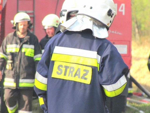 Płonącą słomę gasiły 3 zastępy strażaków z OSP