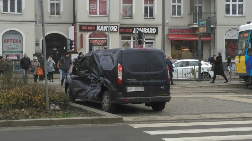 Kolizja na placu Kościuszki w Szczecinie. Zderzenie samochodu z tramwajem