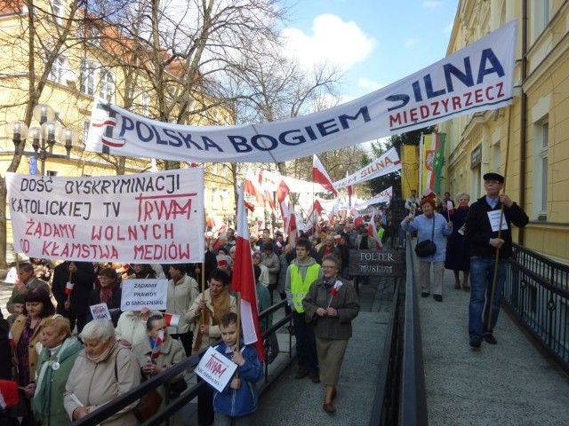 W marszu udział wzięło kilkaset osób. Maszerowali i starzy i młodzi. Wszystko w obronie wolnych mediów.