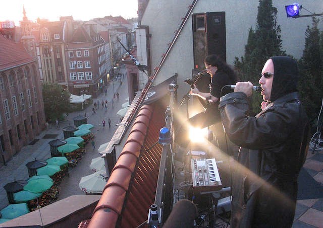 Słynny koncert toruńskiej Butelki na dachu PDT w 2005 roku ściągnął tłumy.