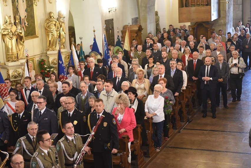 Nowy Sącz. Tłumy sądeczan na powtórnym pochówku gen. Bronisława Pierackiego