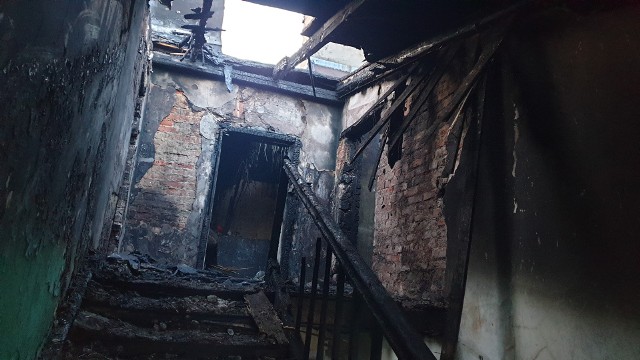 Pożar w kamienicy przy ul. Abramowskiego 22 wybuchł w piątek nad ranem.