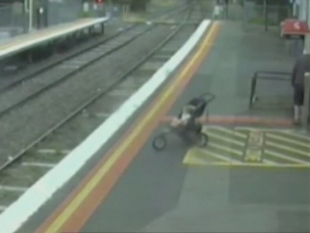 Z peronu na tory kolejowe stoczył się wózek z 18-miesięczną dziewczynką