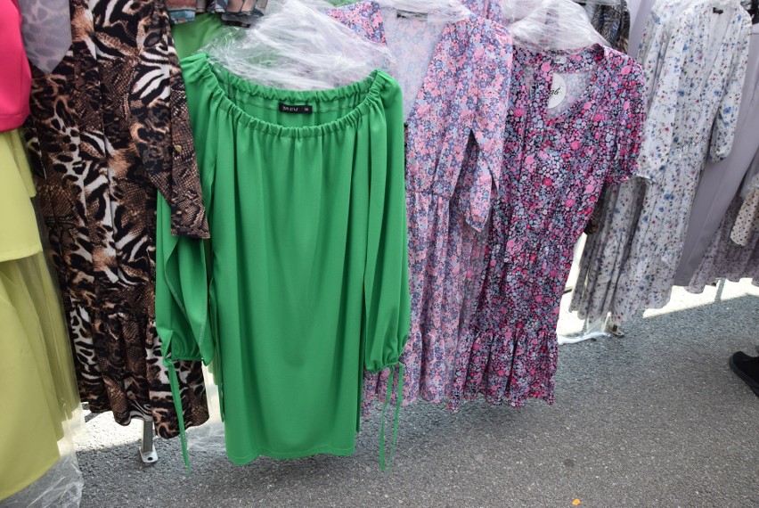 Tanie letnie ubrania na targowisku przy Dworaka w Rzeszowie. Ceny zaczynają się od kilku złotych [ZDJĘCIA]