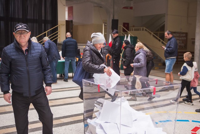 Wybory parlamentarne i ogólnokrajowe referendum. Mieszkańcy Słupska ruszyli głosować.