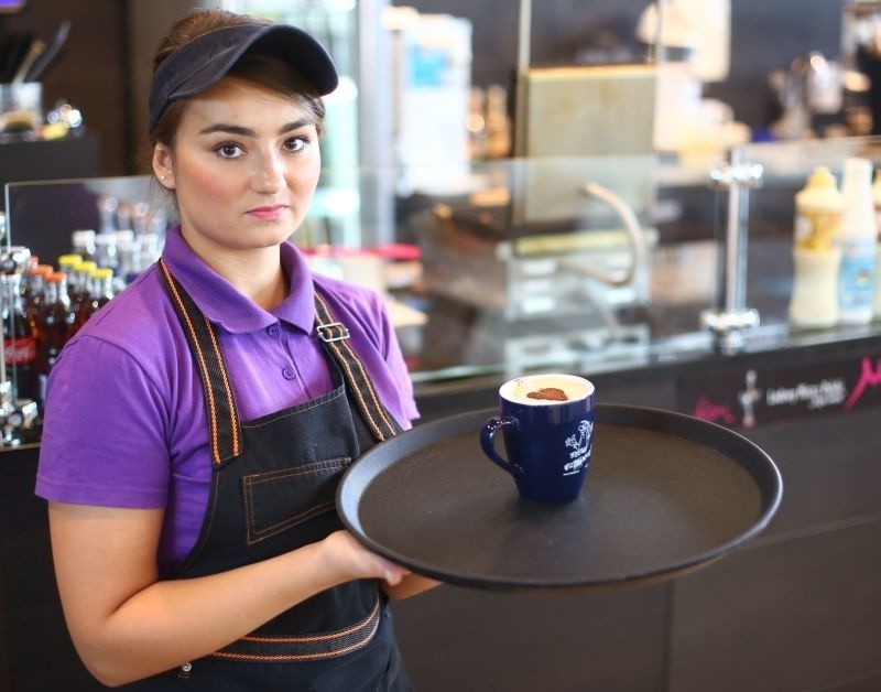 Paulina Petrzak prezentuje kawę cappuccino, którą Lodziarnio...