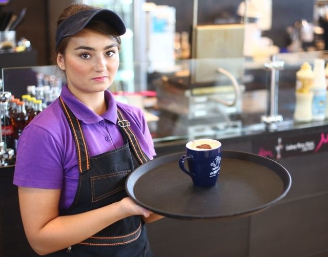 Paulina Petrzak prezentuje kawę cappuccino, którą Lodziarnio - Kawiarnia Lodomania, będzie serwowała pod szyldem "Echa Dnia&#8221;.