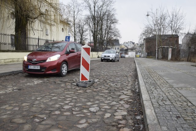 Zapadlisko na ulicy Kaczyńskiego powstało niedaleko jej skrzyżowania z aleją IX Wieków Kielc. Niebawem nawierzchnia drogi zostanie naprawiona.