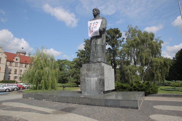 Pomniki w koszulki z napisem: „Konstytucja”: do tego politycznego happeningu przyznają się działacze KOD-u, a także „Obywatele.pl”, osoby protestujące w ten sposób przeciwko łamaniu Konstytucji RP przez obóz rządzący.