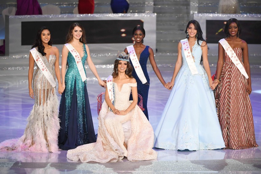 Miss World 2018 Vanessa Ponce de Leon (w środku) oraz od...