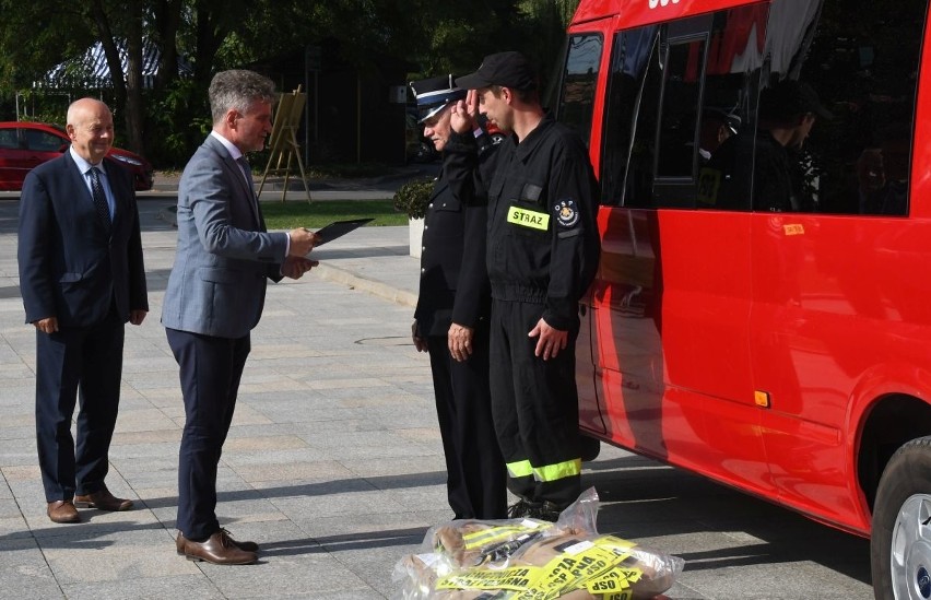 Strażacy z jednostek w gminie Morawica, którzy walczyli z pożarem chemikaliów w Nowinach, dostali nowy, cenny sprzęt! [ZDJĘCIA, WIDEO]