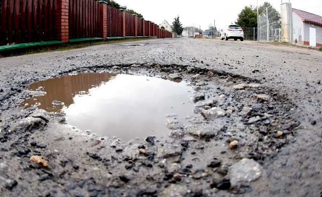 Dziury, kałuże i wielki kłopot - tak w wielkim skrócie można opisać sytuację na ulicy Wodnej w Płotach.