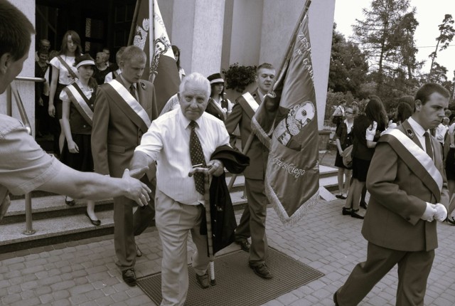 Zenon Kurkowski obok pocztu sztandarowego Zespołu Szkół Ponadgimnazjalnych imienia Jana Kochanowskiego w Garbatce-Letnisku, podczas uroczystości 100-lecia Szkoły Podstawowej, 18 czerwca 2011 roku.