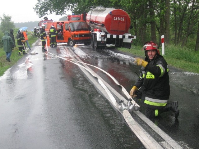 Strażacy powiatu nowosolskiego w akcji gaszenia pojazdów uczestniczących w wypadku