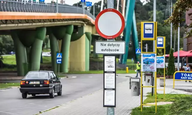 Dziennikarz śledczy nagrał sytuację na parkingu przy dworcu PKS. Kobieta omyłkowo zjechała na parking dworca.