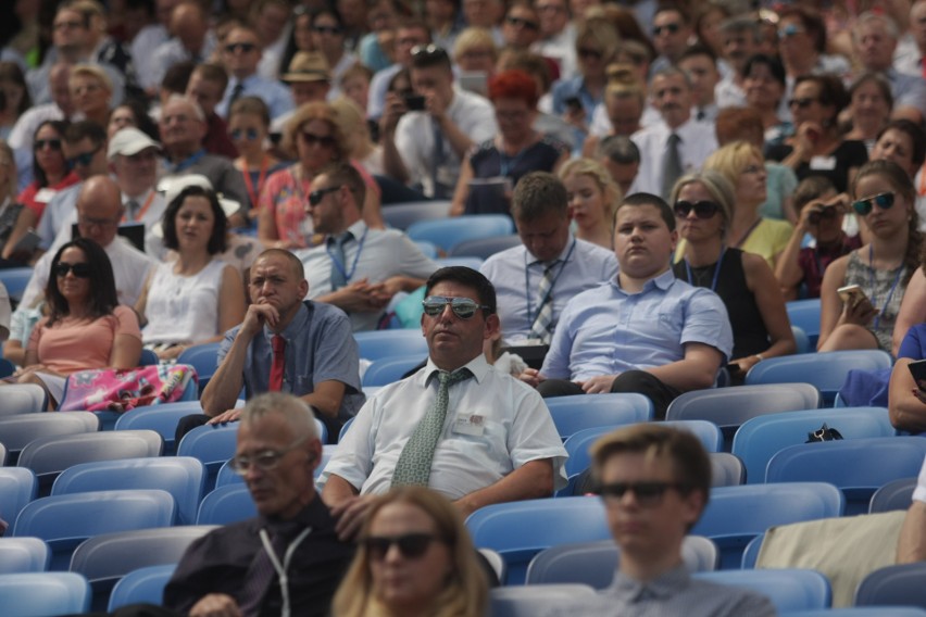 Kongres Świadków Jehowy na Stadionie Śląskim. Dzień 1. Wierni w Chorzowie przez trzy dni będą brać udział w spotkaniach ZDJĘCIA