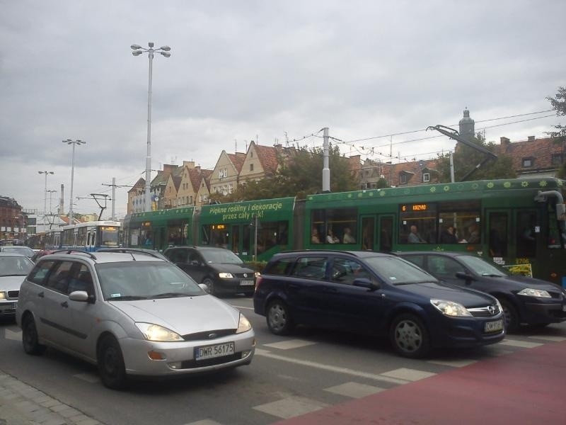 Wrocław: Uszkodzone torowisko na Piłsudskiego. Tramwaje jeździły objazdami (ZDJĘCIA)