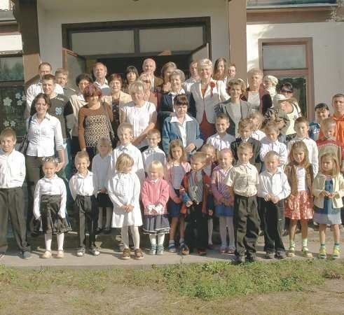 W poniedziałek wszystkie dzieciaki z rodzicami i nauczycielami zrobili sobie pamiątkowe zdjęcie przy starej-nowej szkole.
