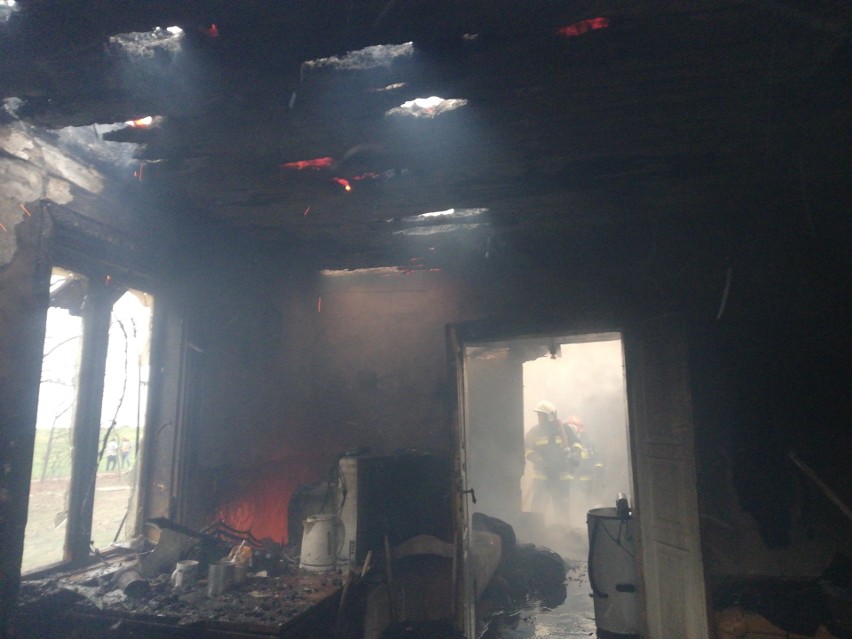 Tobyłka. 29 strażaków gasiło pożar domu (zdjęcia)