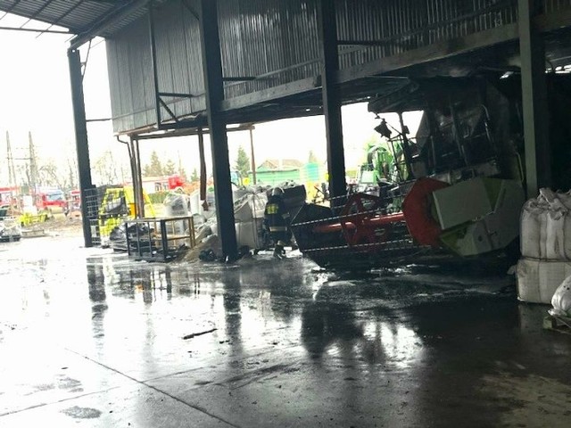 Pożar w gospodarstwie rolniczym w Śmiłowicach. Spaliły się maszyny rolnicze w tym kombajn