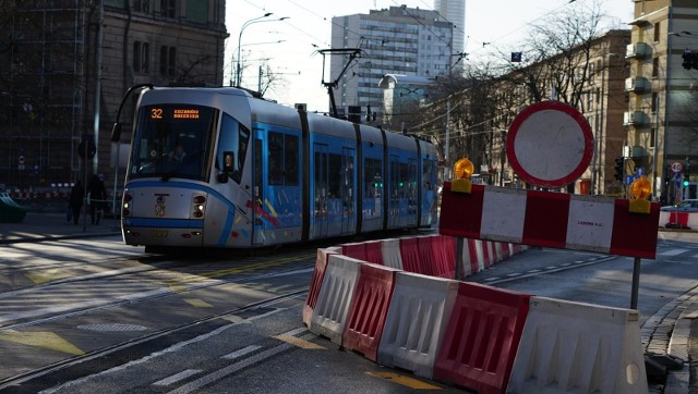 Tramwaje nie przejadą przez pl. Orląt Lwowskich, a ruch samochodów osobowych przez ul. Krupniczą będzie mocno ograniczony. Zmiana organizacji ruchu spowodowana jest pracami przy budowie tramwaju na Nowy Dwór. Budowlańcy będą wpinać powstające torowisko w istniejące już na pl. Orląt Lwowskich tory.Jakie zmiany i kiedy?Zobacz na kolejnym slajdzie - posługuj się klawiszami strzałek, myszką lub gestami.