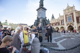 Protest na Rynku Głównym w Krakowie. Sprzeciwiają się wprowadzanym obostrzeniom