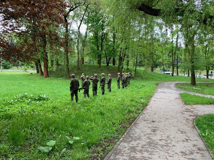 Kraków. Idzie człowiek do parku z psem, a tu żołnierze z karabinami. Spokojnie, to tylko szkolne ćwiczenia [ZDJĘCIA]