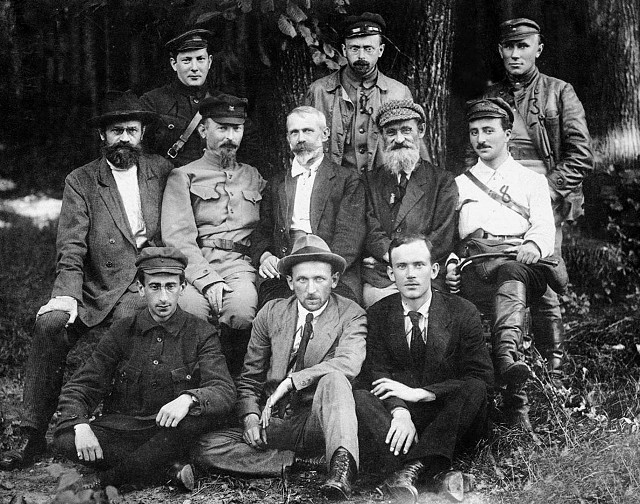 Polrewkom: w środku Feliks Dzierżyński, Julian Marchlewski, Feliks Kon, początek sierpnia 1920 r. Powyżej Ulotka Komunistycznej Partii Robotniczej Pol