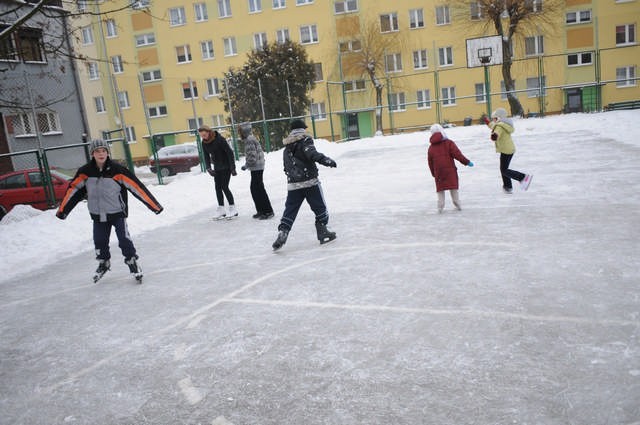 Póki temperatura jest minusowa, dzieciaki mogą korzystać z naturalnego lodowiska spółdzielni mieszkaniowej w Mogilnie 