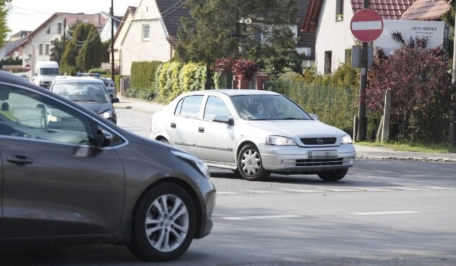 Skrzyżowanie ulicy Krapkowickiej z Odrodzenia.