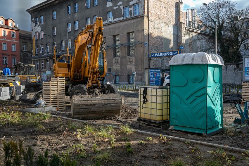 Kraków. Ponad rok opóźnienia w przebudowie placu Biskupiego. Miasto gotowe do rozwiązania umowy z wykonawcą [ZDJĘCIA]