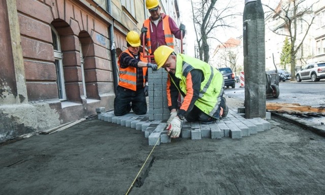 Bydgoszcz w ostatnich tygodniach zamieniła się w wielki plac budowy. Na ulicach naszego miasta oprócz dużych inwestycji, trwają również mniejsze prace. Drogowcy remontują chodniki oraz utwardzają ulice gruntowe. Sprawdźcie, jak przebiegają prace i gdzie już wkrótce pojawią się nowe nawierzchnie >>>Budowa II etapu Trasy Uniwersyteckiej w Bydgoszczy