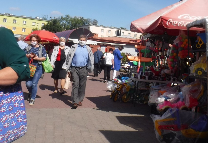 Na czwartkowe zakupy na targowisko przychodzą tłumy. Dla...