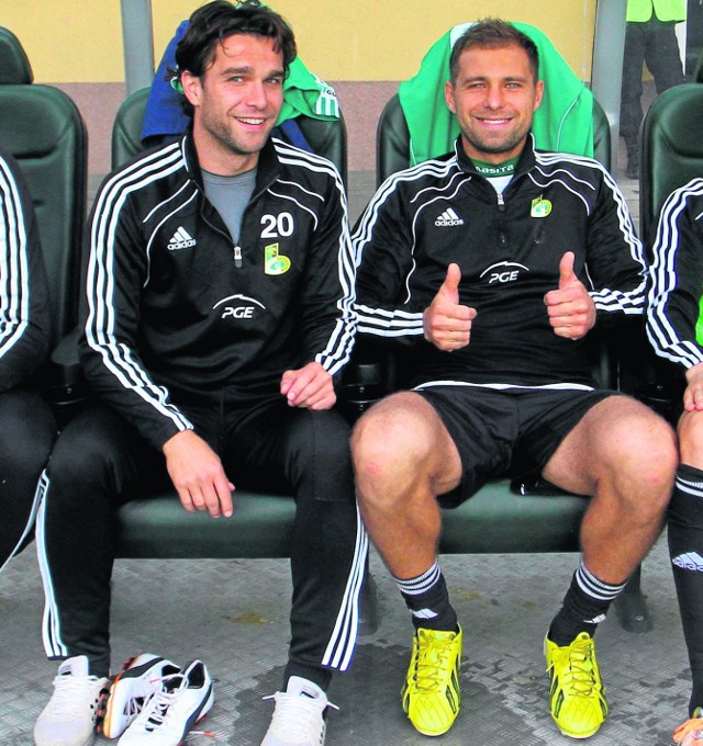 Patryk Rachwał (od lewej) i Szymon Sawala pokazują, że nawet na ławce rezerwowych humory piłkarzom PGE GKS dopisują